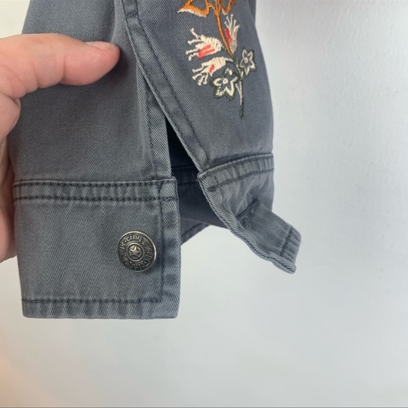 Cinq á Sept Folk Cropped Canyon Jean Jacket Grey Floral Embroidery Size L NWT - Picture 7 of 12